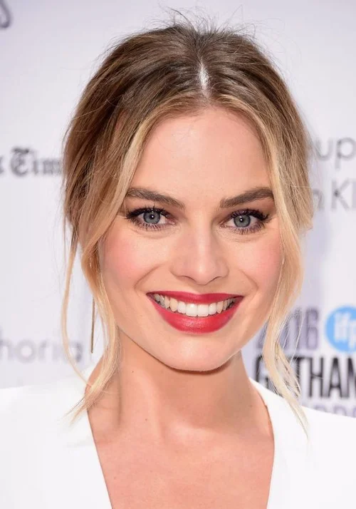 Margot Robbie — Light Summer